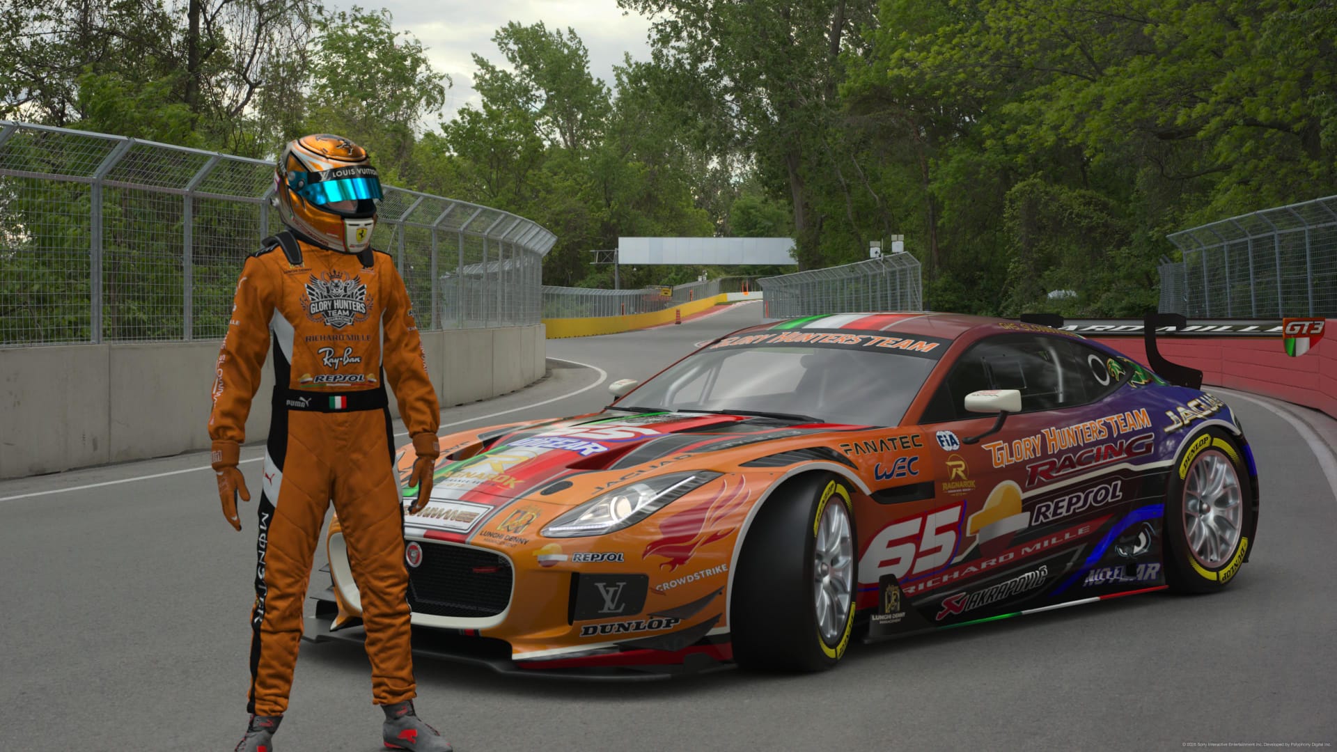 Pilota Glory Hunters accanto alla Jaguar F-Type GT3